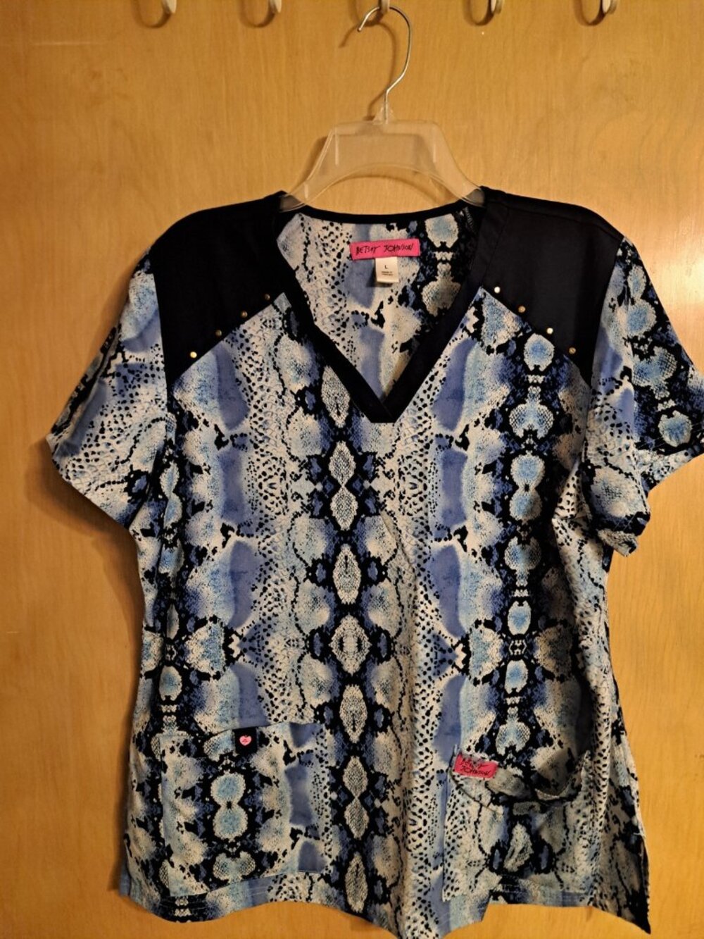 Koi Betsey Johnson Womens Scrub Top Blue Black Snakeskin Stretch L Large